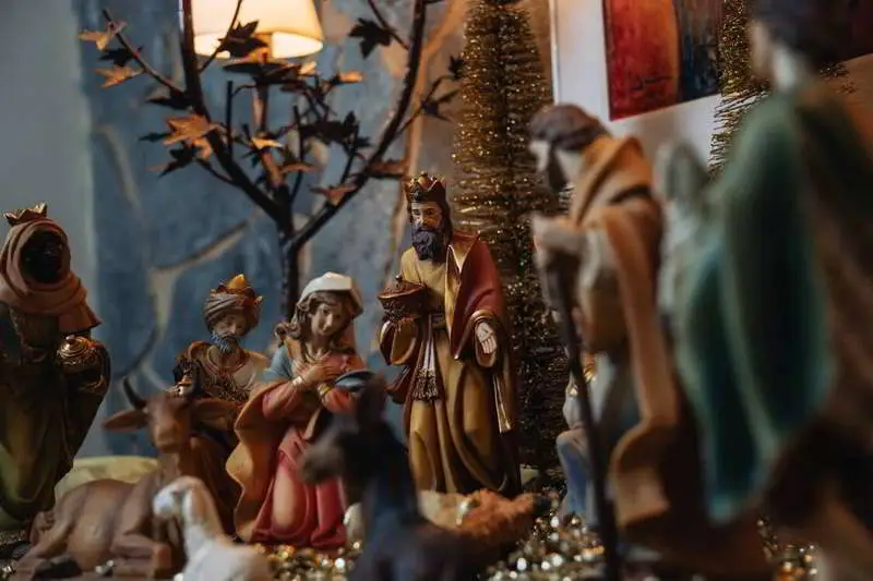 Foto di un presepe NAPOLETANO Mostra la scena completa con statuine e dettagli