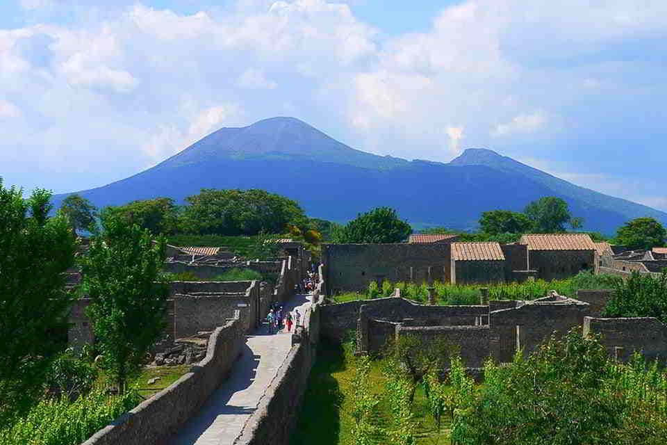 Pompei: scoperto nuovo affresco nella Casa del Tiaso